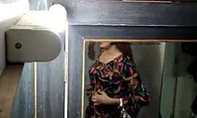 Swati Naidus en un selfie privado con un gran culo y un sujetador