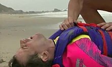 Baywatchgirls reddet med sæd på ansiktet etter intens sex