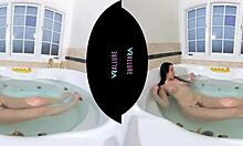 Naturliga bröst tonåring Jade Baker njuter av hemmagjord onani i badet