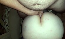 Красива жена с извивки получава анален секс в това домашно видео