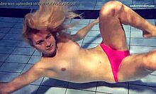 Die russische Teenagerin Elena Prokovas mit ihren natürlichen Titten und ihrem perfekten Körper im Pool