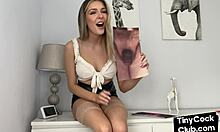Amatérska kráska dráždi svojím malým penisom a opätkami v domácom videu