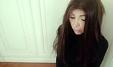 Очарователната приятелка признава сексуалните си желания в домашно POV видео