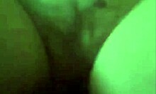Домаћи видео који приказује задивљујућу жену са длакавим грмом