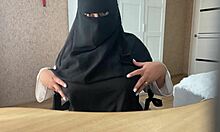 Ibu Tiri Arab Bermain Solo di Webcam