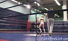 Dve amatérske lesbičky sa oddávajú lízaniu v boxerskom ringu