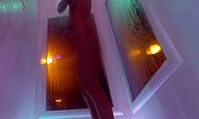 Kendra Cole, si brunette menawan, menikmati mandi sensual dalam video buatan sendiri