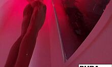 Kendra Cole, si brunette menawan, menikmati mandi sensual dalam video buatan sendiri
