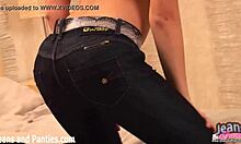 Amateur vriendin Brigitte plaagt in een skinny jeans