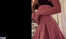 Schattige tiener bereikt een hoogtepunt door met haar gezwollen plooien te spelen na een dildo-kokhalssessie - gebruikte ondergoedcollectie