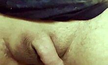 Seorang pria gay muda mengeksplorasi orgasme prostat dengan bermain mainan solo di bangku