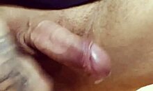 Ung homofil mann utforsker prostata-orgasme med solo leketøy på benken