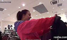 Adolescente tcheca seduzida para um supermercado, tira a roupa e faz sexo POV