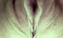 Detailní záběr na vlhkou zralou kundičku v amatérském videu