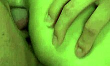 Evropská teen babe dostává drsný anální sex od staršího muže v domácím videu