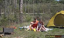 Hoikka nuori nainen on ulkona seksiä poikaystävänsä kanssa, kun telttailu