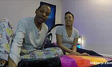 Аматьорска черна двойка се занимава със страстна любов у дома