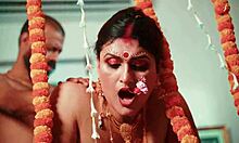 Indyjskie żony pierwszej nocy z przyjacielem męża angażują się w brudne rozmowy i oddawanie czci tyłkowi