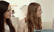 Lasit jalassa oleva teini tutkii tabuja mormonien lesboseksiä