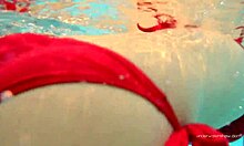 Katy Sorokas nuota nuda a bordo piscina in bikini rosso