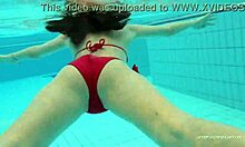 Katy Sorokas nackt am Pool schwimmen in rotem Bikinihöschen