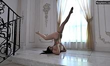 Даша Гага, татуированная подросток с потрясающим телосложением, делает акробатические движения на полу