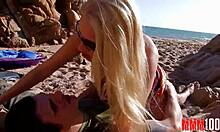 Приватни видео који приказује француску девојку како се пенетрира на плажи од стране добро обдареног мушкарца