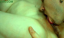 Brunetka milf cieszy się namiętnym seksem oralnym ze swoim perwersyjnym kochankiem