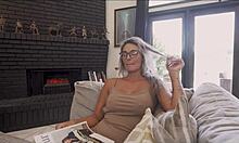 MILF Handjob von einer sexy Stiefmutter in heißem Video