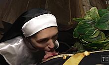 天然乳房的修女用感性的口交满足她的肌肉牧师