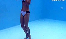 Hermione Ganger yang muda dan langsing dalam pertemuan bawah air yang sensual