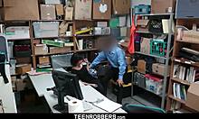 Privat videofilm av tonårsinbrottstjuv som blir intim med säkerhetsvakten