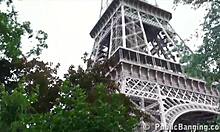 Dva dobře obdaření muži potěší krásnou dívku na veřejnosti poblíž Eiffelovy věže