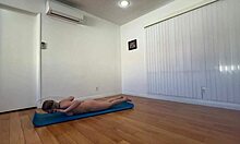 Сесия по йога сутрин води до горещ секс с милфове