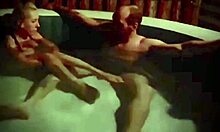 Timp de baie fierbinte cu degetele de la picioare ale prietenelor
