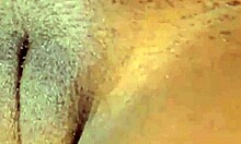 Seksowna dojrzała dziewczyna z soczystymi wargami sromowymi cieszy się seksem oralnym