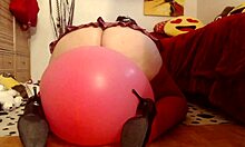 Italiensk moden kvinne får orgasmer mens hun rir ballonger dekket av fuktighet