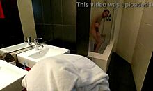 Intensywny prysznic Mariny Golds z ostrym analnym i głębokim gardłem