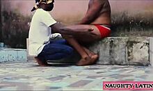 Afrikansk flickvän ger en sensuell avsugning till en välutrustad granne