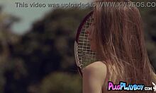 Europese vriendin Kate Chromia stript op de tennisbaan