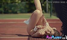 Európska priateľka Kate Chromia sa vyzlieka na tenisovom kurte