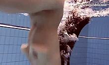若いロシア人女性がプールで裸で泳ぎに行く