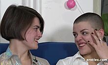 Lesbiske elskere deler en dildo og nyder hinandens bryster