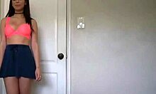 Joseline Kelly'nin ev yapımı bir videoda çarpıcı oral becerileri