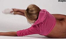 Zinka Korzinkinas gymnastiske ferdigheter vises i naken treningsvideo