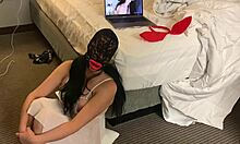 Femme américaine reçoit un facial de son mari lors d'une rencontre BDSM