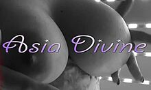 Zažite Asia Divines zmyselný sólový výkon a sebauspokojenie v jej intímnom domácom prostredí