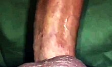 Una donna matura si sottomette ad un leccaggio di ano dopo essere stata eccitata da un pisello