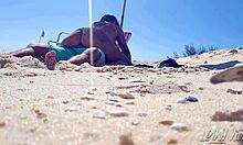 Amatørpar engasjerer seg i utendørs sex på stranden