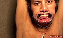 Winnie, o curvă transsexuală, se lasă adânc în gât în timp ce este intoxicată